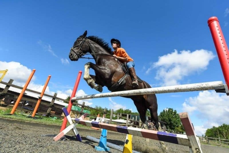 Estudiante de Exsportise practicando equitación