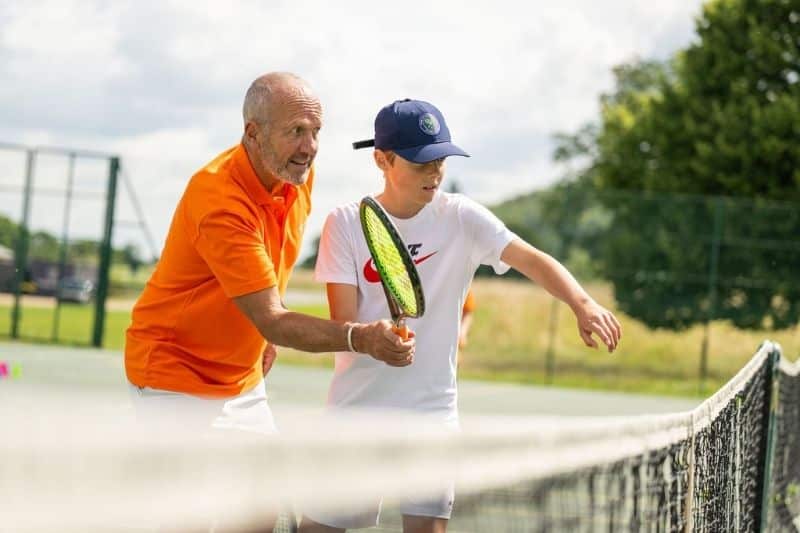 Estudiante de Exsportise practicando tenis