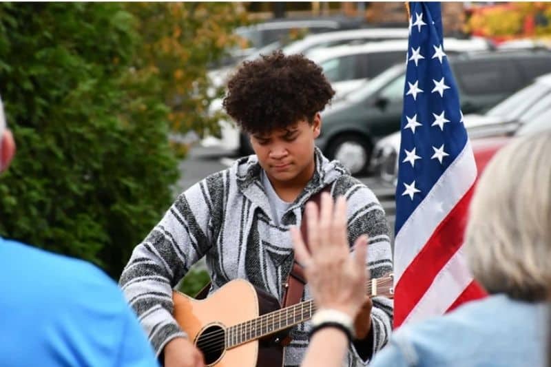 northside christian academy estudiante tocando la guitarra