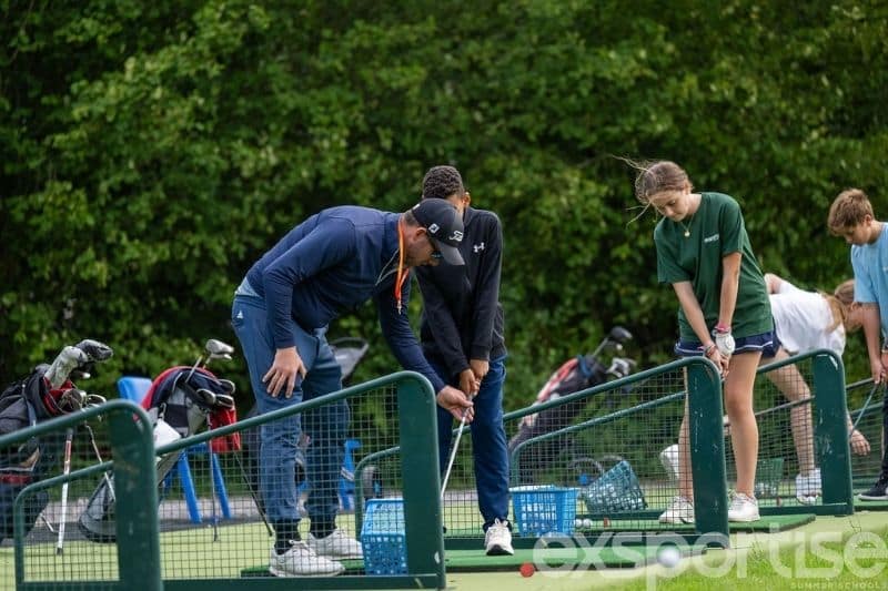 profesor de golf con estudiante de Exsportise