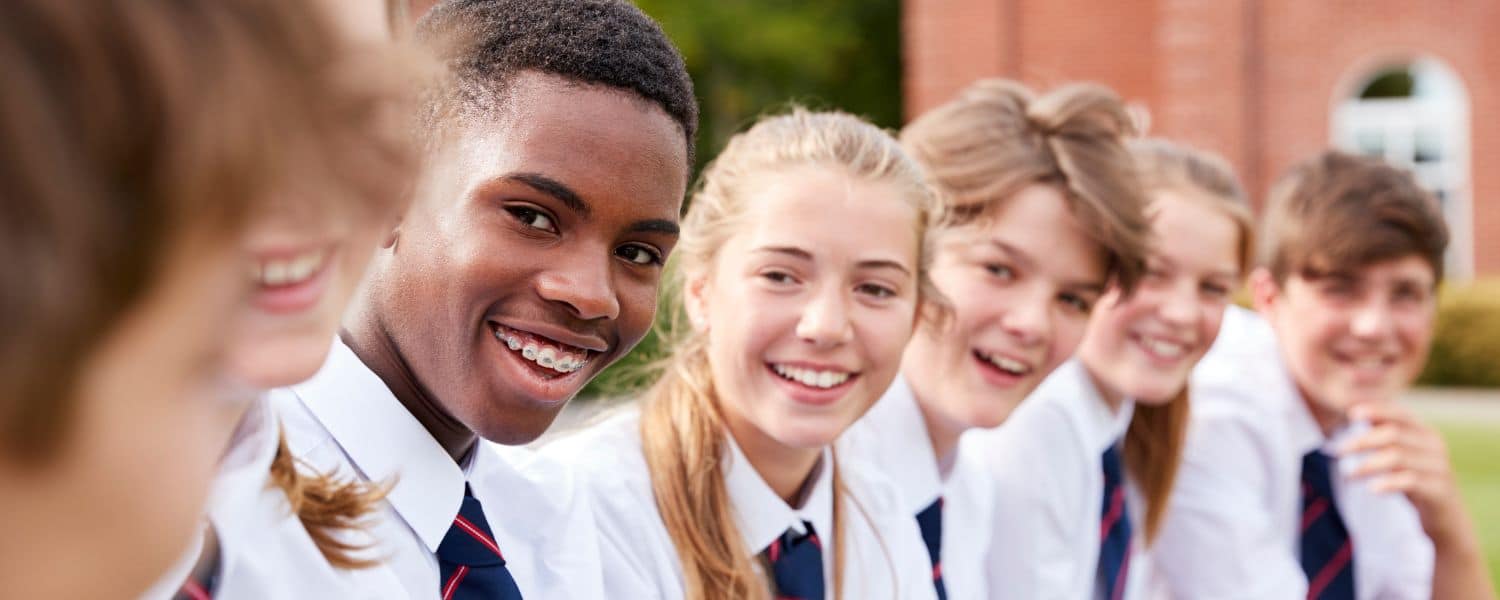 estudiantes con uniforme escolar