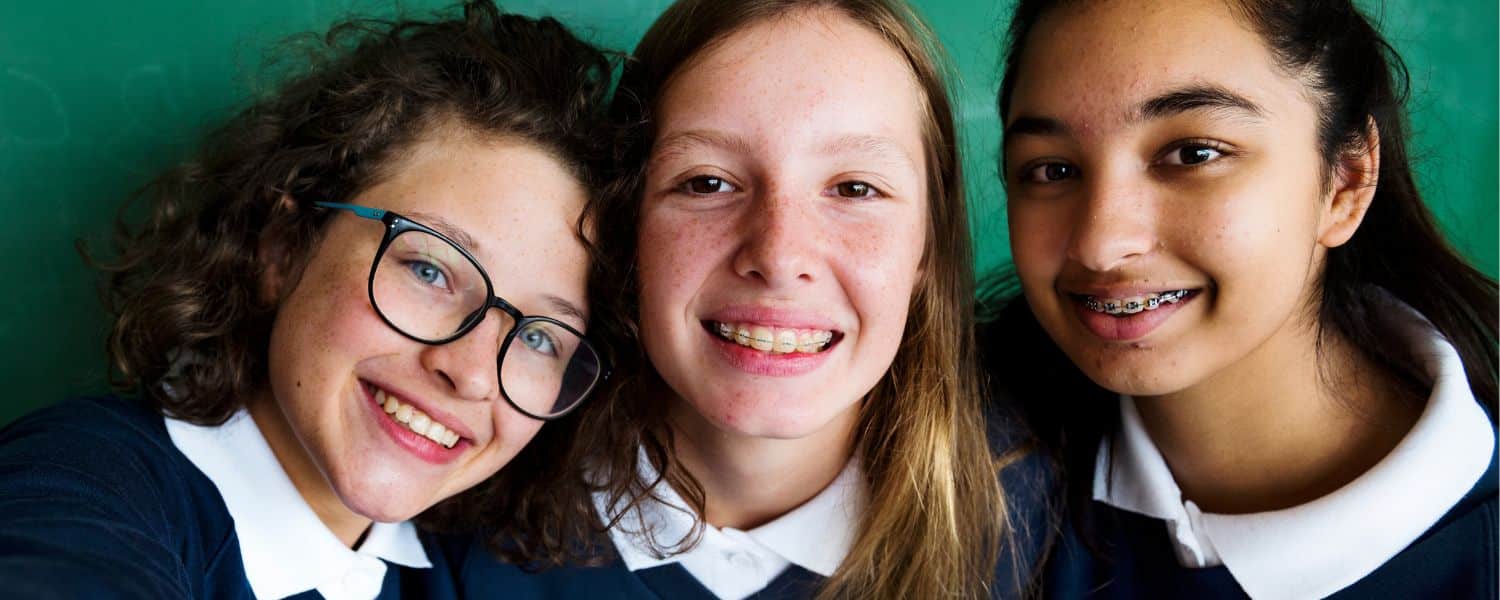 estudiantes con uniforme internado